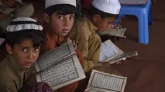 Anak-anak membaca Alquran selama bulan suci Ramadhan di sebuah masjid di pinggiran Kabul, Afghanistan, Selasa (27/4/2021).  Bulan Ramadhan menjadi momen untuk memperbanyak amalan, termasuk ketekunan menjalani tadarus Alquran. (WAKIL KOHSAR / AFP)