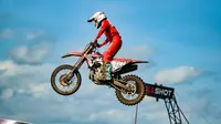 Delvintor Alfarizi saat mengikuti kejuaraan dunia FIM Motocross World Championship (MXGP) kelas MX2, di Sirkuit Selaparang, Lombok, Nusa Tenggara Barat, Minggu, 30 Juni 2024. (PT Astra Honda Motor)
