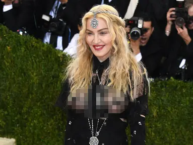 Penyanyi Madonna berpose saat tiba menghadiri ajang Met Gala 2016 di Metropolitan Museum of Art, New York, Senin (2/5). Bertemakan 'Manus x Machina: Fashion In An Age of Technology', Madonna tampil dengan busana transparan. (AFP/Larry Busacca)