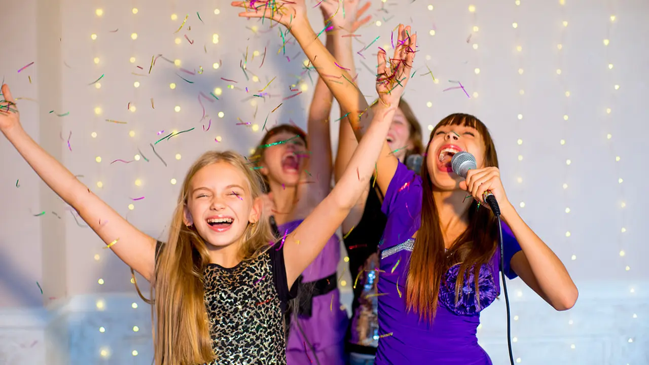 Ilustrasi karaoke bersama anak-anak