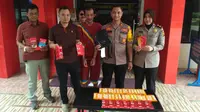 Tersangka pencuri 49 bungkus cokelat di supermarket Palembang diamankan anggota Polsek IT 1 Palembang (dok.istimewa / Nefri Inge)