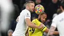 Bek Tottenham Hotspur Eric Dier (kiri) berebut bola dengan gelandang Brentford Bryan Mbeumo dalam lanjutan Premier League di Tottenham Hotspur Stadium, Jumat (3/12/2021) dini hari WIB. Tottenham Hotspur berhasil mengalahkan Brentford dengan skor 2-0. (Daniel LEAL/AFP)