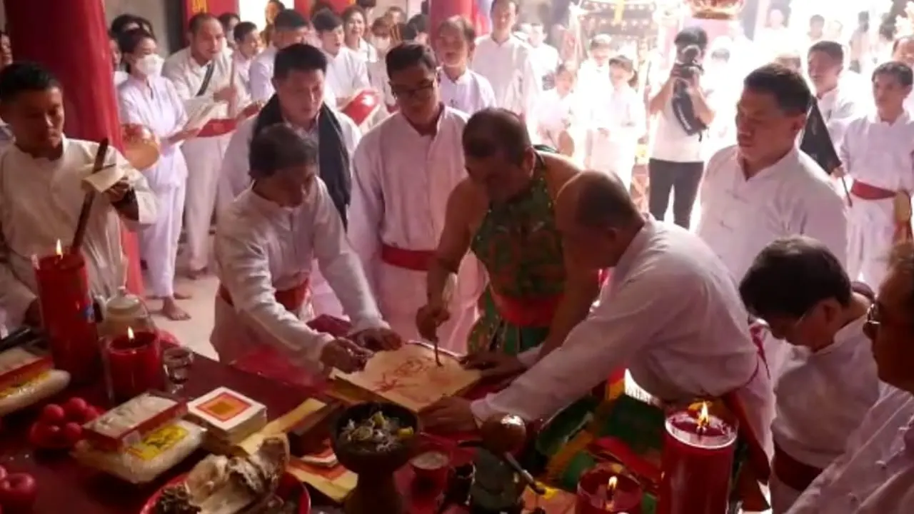 Persiapan menjelang perayaan Cap Go Meh yang dilakukan umat Tri Dharma Manado di sejumlah klenteng.