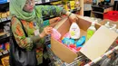 Beberapa botol produk impor untuk kecantikan yang diduga ilegal dimasukkan ke dalam kardus oleh petugas BPOM, Jakarta, Rabu (25/6/14). (Liputan6.com/Faizal Fanani)