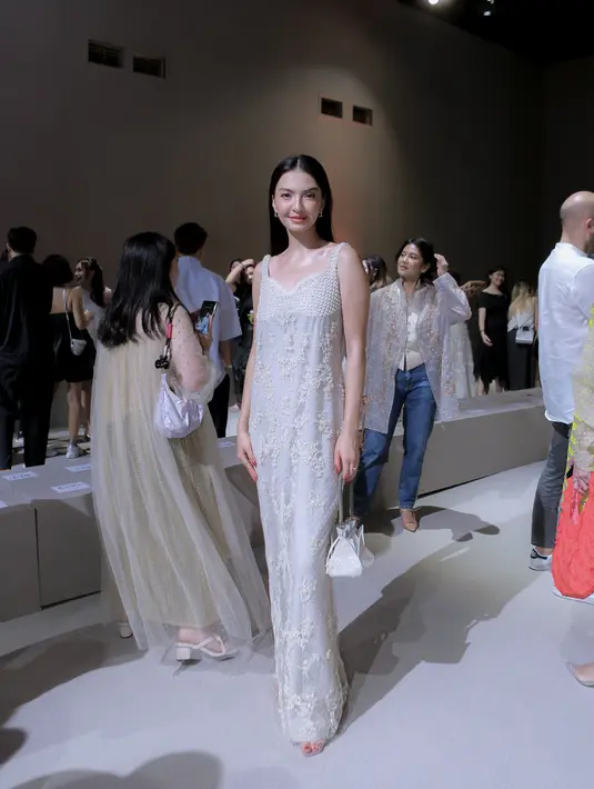 Raline Shah tampil memukau dengan dress panjang tanpa lengan. Dress ini memiliki aksen bagian dada berbentuk hati yang manis. [Foto: Document/FIMELA]