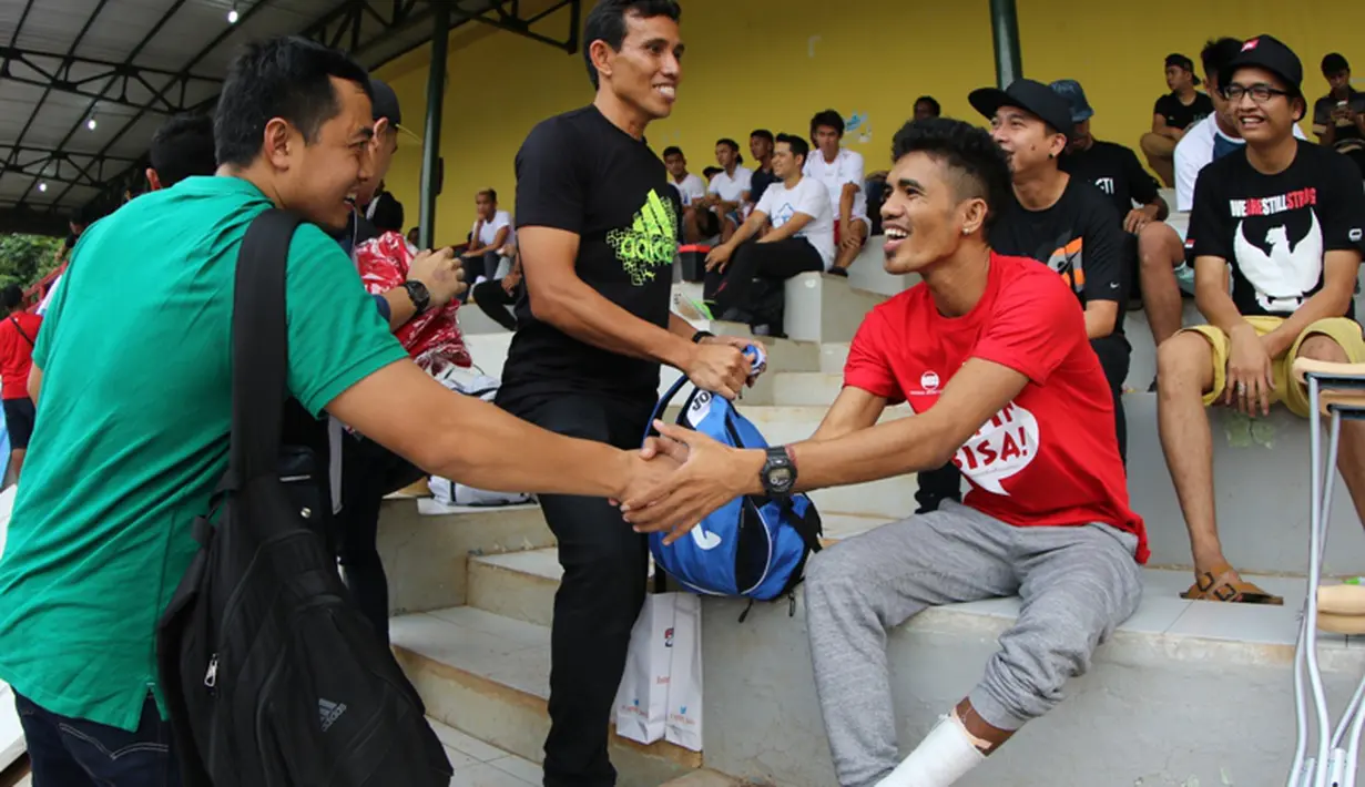 Mantan pemain Timnas Indonesia, Gendut Doni (kiri) dan Bima Sakti, turut hadir memberikan dukungan kepada Alfin Tuasalamony yang mengalami cedera kaki kiri dalam laga amal Trofeo Charity Match. (Bola.com/Arief Bagus)