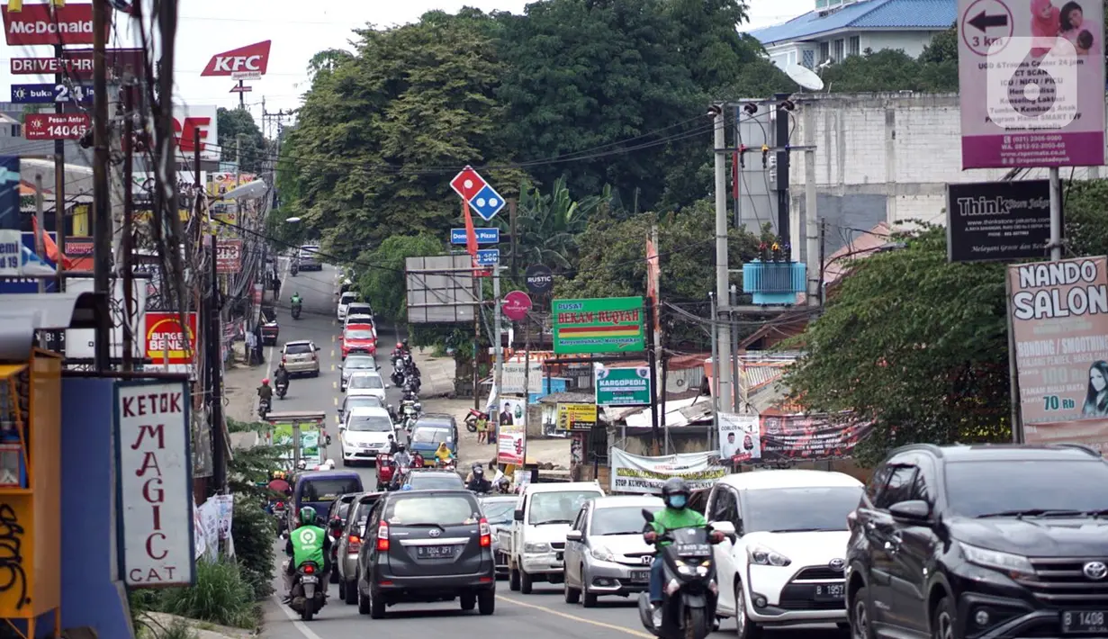 Kendaraan melintasi Jalan Raya Sawangan di Depok, Jawa Barat, Sabtu (28/11/2020). Demi mengatasi kemacetan yang semakin parah, Dinas Perhubungan (Dishub) Kota Depok memastikan pada 2023 akan dilaksanakan pelebaran Jalan Raya Sawangan. (Liputan6.com/Immanuel Antonius)