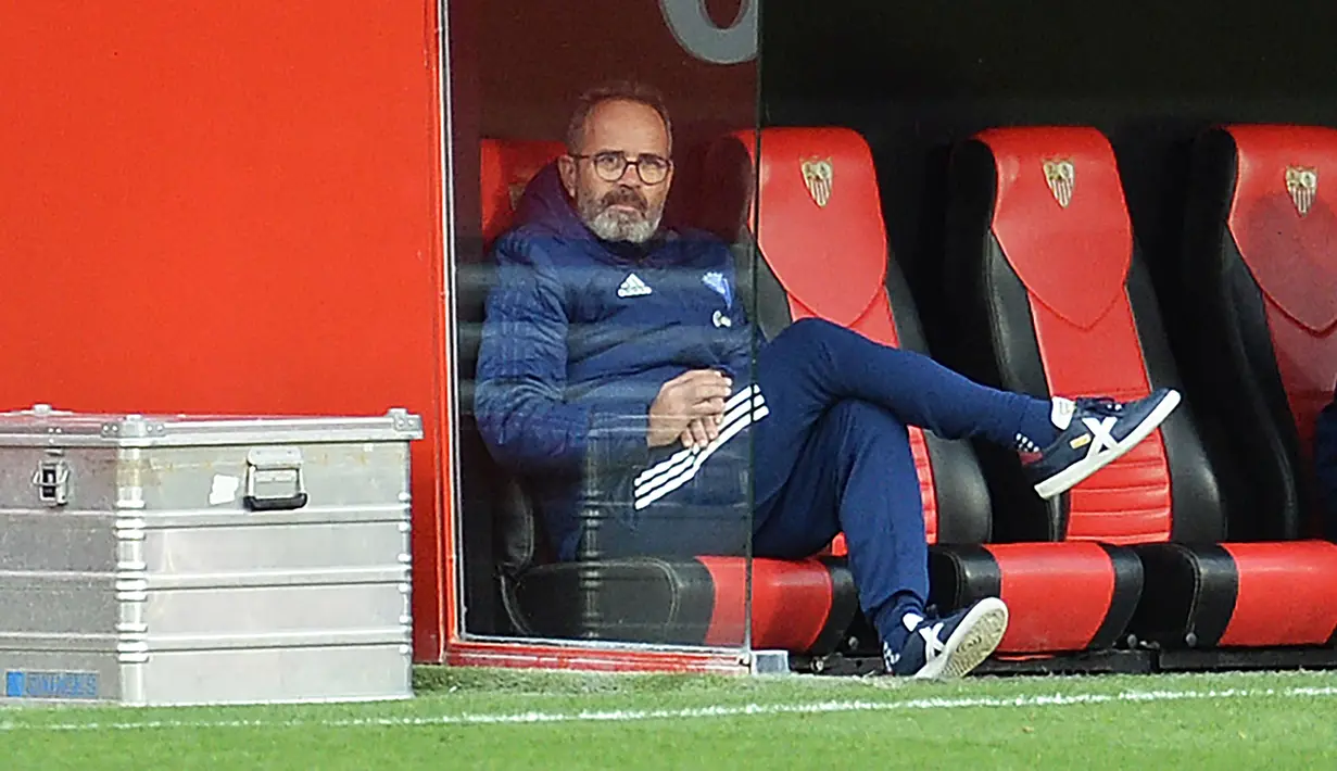 Alvaro Cervera. Pelatih Spanyol berusia 56 tahun ini telah membesut Cadiz sejak 2016 saat berlaga di Divisi 2, hingga pada musim 2020/2021 Cadiz dibawanya promosi ke LaLiga. Ia dipecat pada 11 Januari 2022 usai hasil buruk hanya menang 2 kali dan 8 kali imbang dari 20 laga. (AFP/Cristina Quicler)