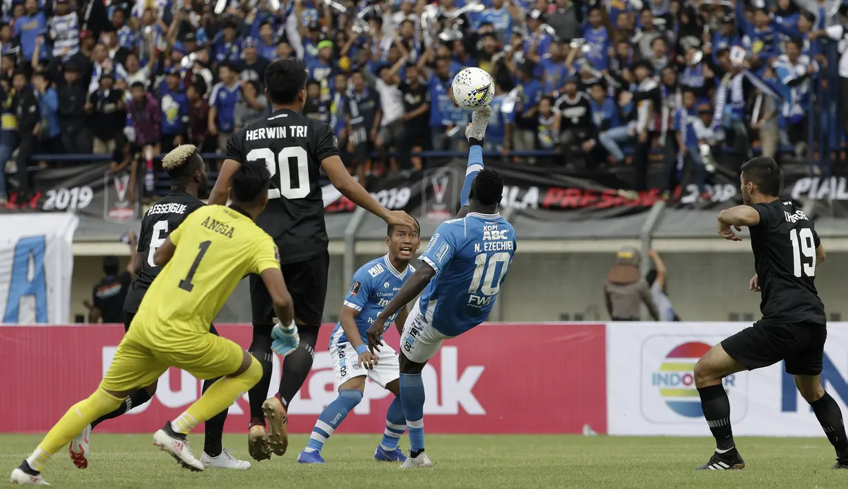 Striker Persib Bandung, Ezechiel N'Douasel, melepaskan tendangan salto saat melawan TIRA Persikabo pada laga Piala Presiden 2019 di Stadion Si Jalak Harupat, Bandung, Sabtu (2/3). Persib kalah 1-2 dari TIRA. (Bola.com/Yoppy Renato)