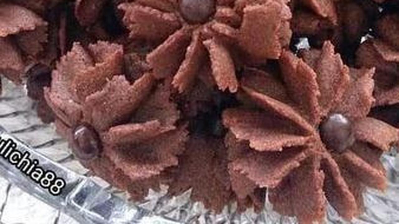 2. Resep Kue Kering Cokelat: Semprit Bunga Cokelat<br>