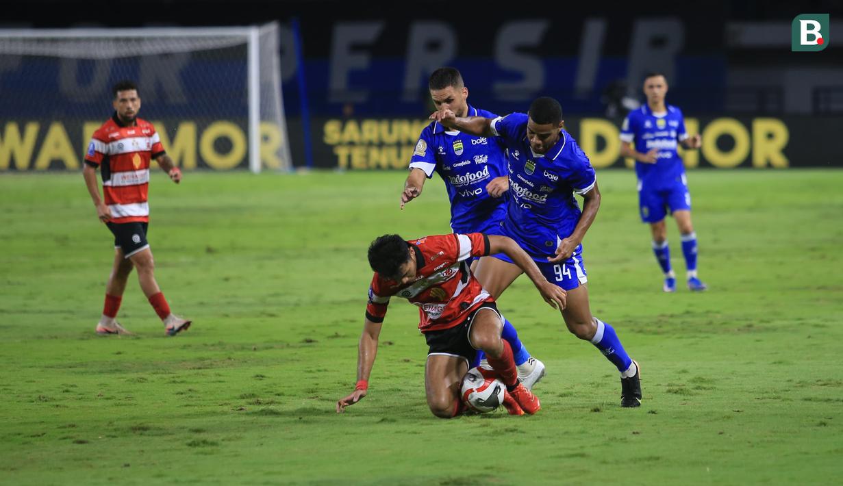 Pemain Persib Bandung, Uilliam Barros mencoba merebut bola dari pemain Madura United pada laga pekan ke-23 BRI Super League 2025/2026 di Stadion Gelora Bandung Lautan Api (GBLA), Kota Bandung, Kamis (26/2/2026) malam WIB. (Bola.com/Erwin Snaz)