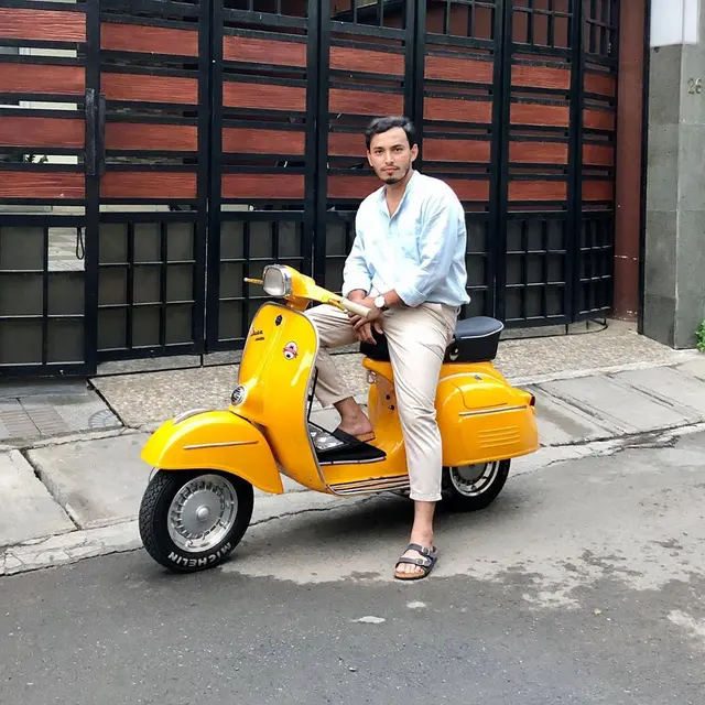 7 Gaya Keren Rifky Alhabsyi, Pesepak Bola dan Aktor yang Koleksi Vespa Klasik