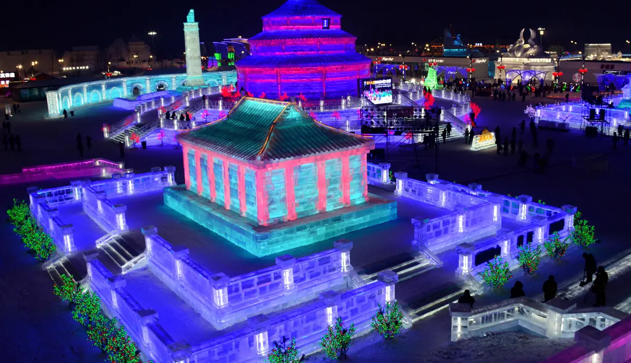 Bangunan Harbin Ice-Snow World yang terbuat dari balok es terlihat berwarna-warni di provinsi Heilongjiang, Tiongkok (2/1). Harbin Ice and Snow Sculpture Festival ini menarik ratusan ribu pengunjung setiap tahunnya. (AFP Photo/China Out)