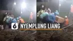 Diduga karena kaki tak seimbang, ia jatuh ke liang saat menarik peti.