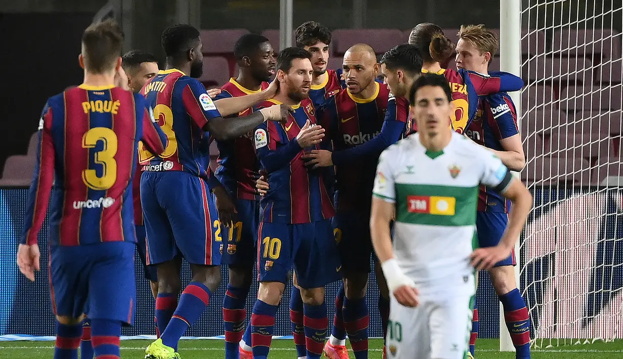 Para pemain Barcelona merayakan gol pertama ke gawang Elche yang dicetak striker Lionel Messi (tengah) dalam laga lanjutan Liga Spanyol 2020/21 pekan ke-24 di Camp Nou Stadium, Barcelona, Rabu (24/2/2021). Barcelona menang 3-0 atas Elche. (AFP/Lluis Gene)