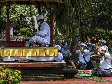 Umat Hindu Bali memperingati Hari Raya Galungan di Pura Amerta Jati, Jalan Punak, Pangkalan Jati, Cinere, Depok, Rabu (14/4/2021). Di tengah pandemi COVID-19, Pura Amerta Jati menerapkan protokol kesehatan dan pembatasan umat yang hadir untuk memperingati Galungan. (Liputan6.com/Johan Tallo)