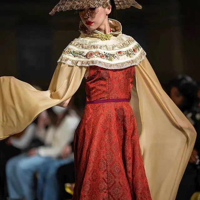 Koleksi Juan Iskandar di Toronto Fashion Week 2022, Tampilkan Songket dan Batik