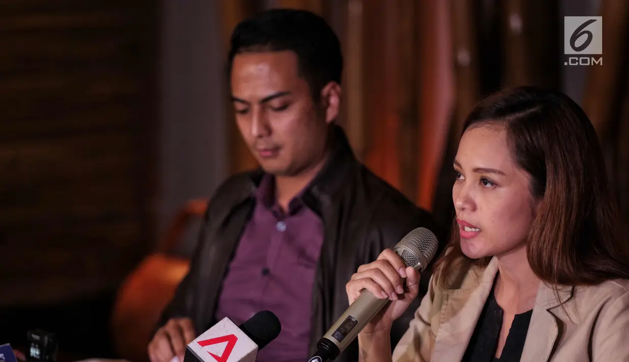 Juru bicara Alexis Group, Lina Novita memberikan keterangan di lantai 2 Hotel Alexis, Jakarta, Selasa (31/10). Alexis menghentikan operasional Hotel dan Griya Pijatnya terkait tidak diperpanjangnya izin hotel oleh Pemprov DKI. (Liputan6.com/Faizal Fanani)