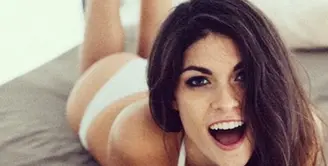 Pembalap Valentino Rossi punya alasan untuk bahagia, meski kalah di MotoGP 2015. Kekasihnya, Linda Morselli, adalah perempuan yang sangat mendukung Rossi. (Via Instagram/@Lalindaa)