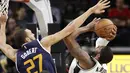 Pemain San Antonio Spurs, LaMarcus Aldridge #12 mencoba memasukan bola saat dihadang pemain Utah Jazz, Rudy Gobert #27 pada laga NBA basketball game di AT&T Center, San Antonio, (1/10/2016). Utah menang 106-91. (AP/Eric Gay)