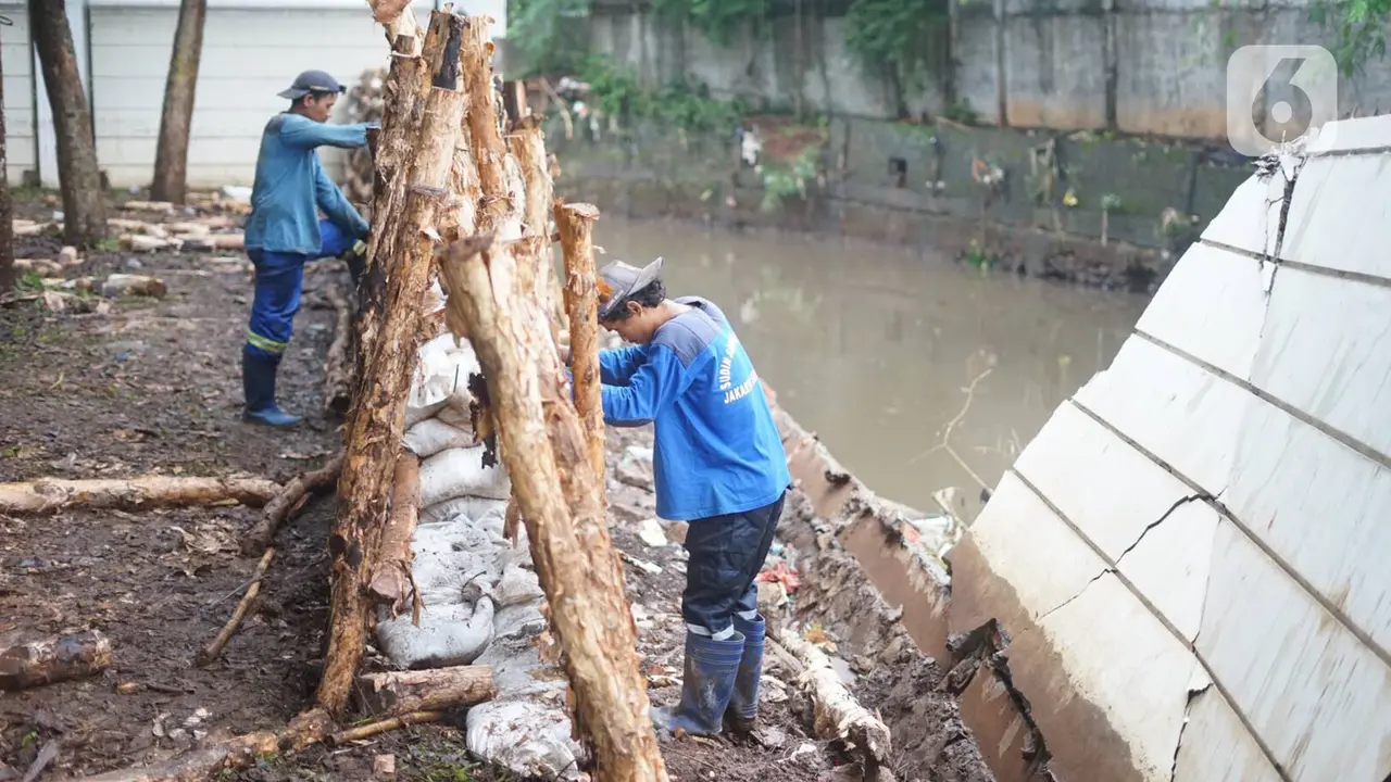 Jebol Karena Banjir, Tanggul Kali Krukut Diperbaiki Sementara