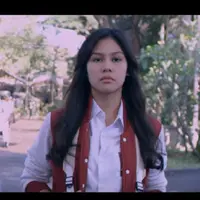 Iqbaal sulit membaca puisi sesuai dengan gaya penuturan Dilan. [Foto: Potongan trailer Dilan]