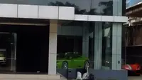 Showroom Lamborghini yang ditembak orang tak dikenal di Jalan TB Simatupang, Cilandak, Jakarta Selatan. (Liputan6.com/Putu Merta Surya Putra)