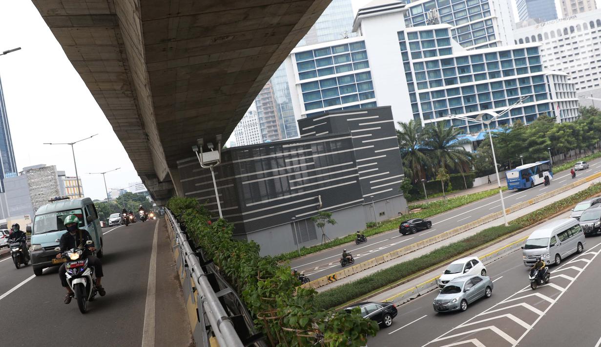 Suasana arus lalu lintas di Jalan Jenderal Sudirman, Jakarta, Kamis (5/11/2020). Badan Pusat Statistik (BPS) mencatat ekonomi Indonesia pada kuartal III-2020 minus 3,49 persen, Indonesia dipastikan resesi karena pertumbuhan ekonomi dua kali mengalami minus. (Liputan6.com/Helmi Fithriansyah)