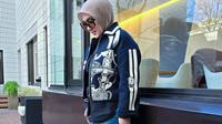 Potret Outfit Syahrini di Tokyo yang Mewah. (instagram/princessyahrini)