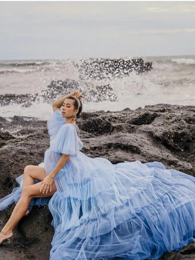 Kenakan gaun biru menjuntai, Jennifer Bachdim tampil menawan dan maksimal.
