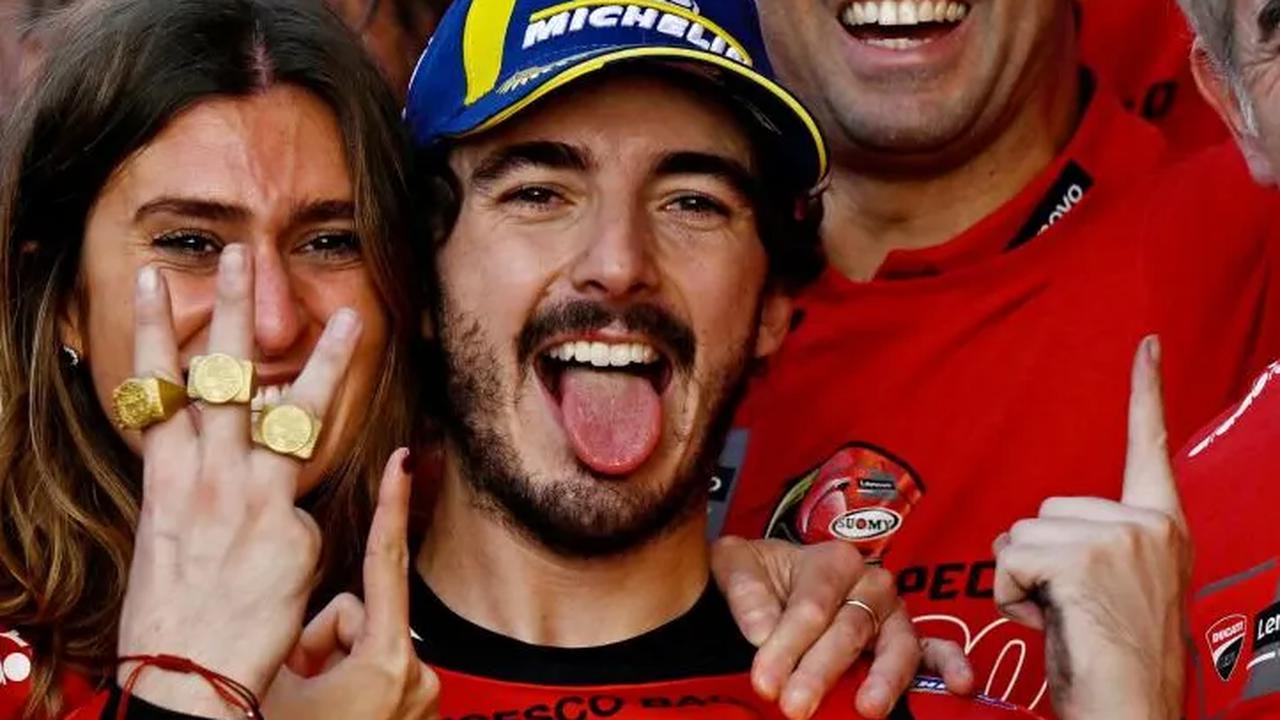 Gelar juara dunia kembali diraih Pecco setelah rival terkuatnya, Jorge Martin mengalami kecelakaan usai bersenggolan dengan Marc Marquez.