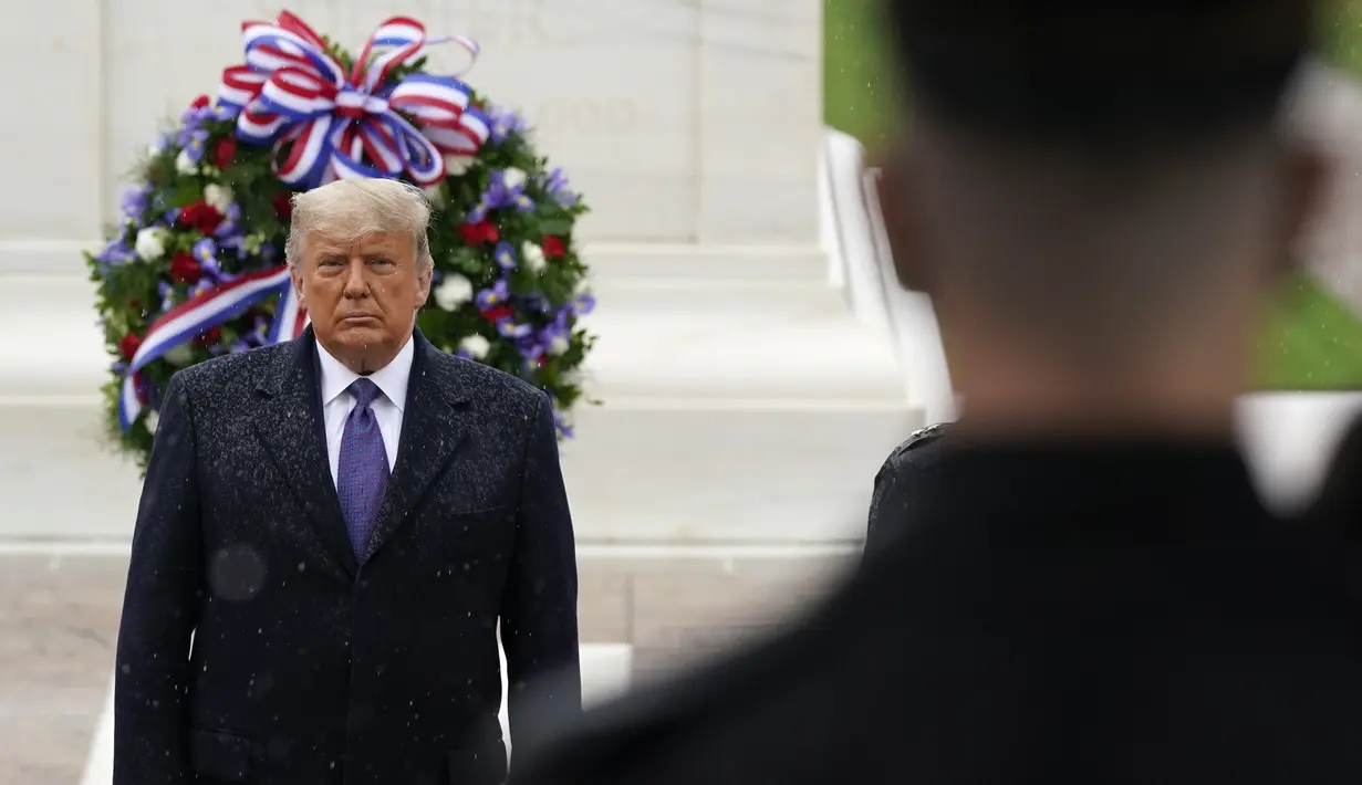 Presiden Donald Trump berpartisipasi dalam upacara peletakan karangan bunga peringatan Hari Veteran di Pemakaman Nasional Arlington di Arlington, Virginia, Rabu (11/11/2020). Ini adalah penampilan resmi di publik pertama untuk Trump sejak Pilpres AS beberapa hari lalu. (AP Photo/Patrick Semansky)