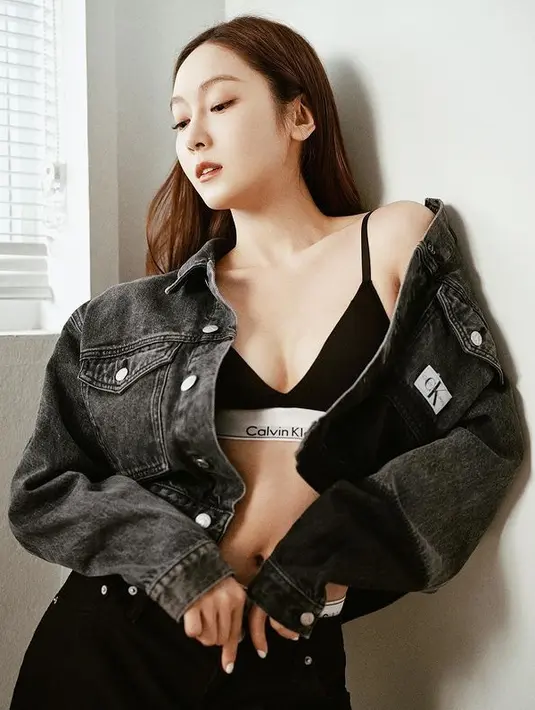 Menuliskan, "hello, it’s me" dalam caption postingannya, Jessica Jung berpose sambil mengenakan bra hitam di balik jaket denimnya dan menarik perhatian. (FOTO: instagram.com/jessica.syj/)