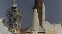 Ilustrasi The Space Shuttle Endeavour atau Pesawat ulang alik Endeavour. (Dok: AP Photo, file)