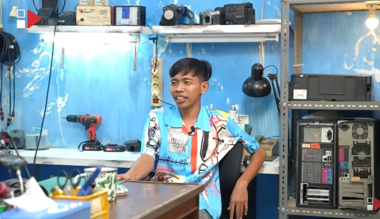 Dede mengaku pertama menikah saat masih bekerja sebagai cleaning service. Setelah bekerja, ia kembali menemui kekasihnya yang telah dipacari selama tiga tahun. [Youtube/HAS Creative]