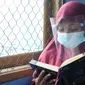 Seorang anak menghapal Al-Quran di Nabinatul Qur'an, Cinere,  Depok, Selasa (20/4/2021).  Momentum bulan Ramadhan 14420 H dimanfaatkan anak-anak untuk membaca dan menghapal Al-Quran secara bersama-sama untuk menambah amalan ibadah puasa. (merdeka.com/Arie Basuki)