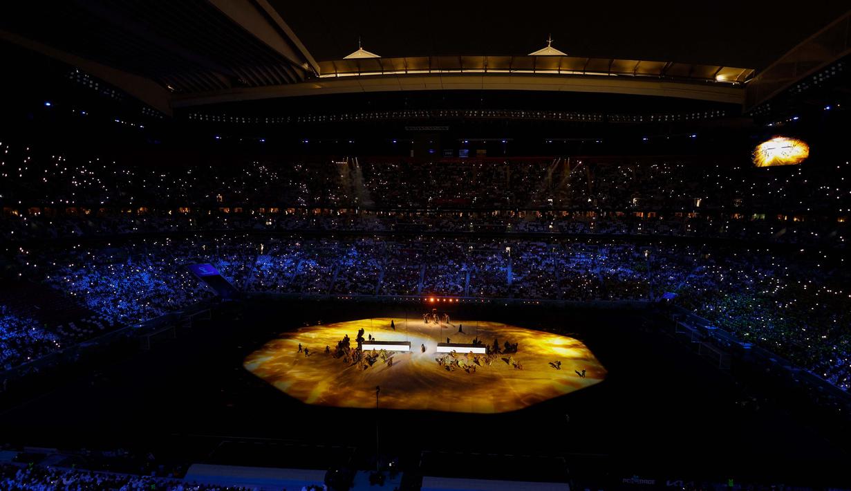 <p>Penari tampil saat upacara pembukaan Piala Dunia 2022 di Stadion Al-Bayt, Qatar, Minggu (20/11/2022). (AFP/Odd Andersen)</p>