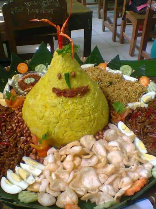6 Nasi Kuning dengan Bentuk Nyeleneh Ini Bikin Enggak Habis Pikir