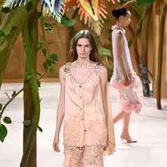 Seorang model mengenakan busana sebagai bagian dari koleksi Chanel Haute Couture Musim Gugur/Musim Dingin 2026-2027 untuk Wanita yang dipresentasikan di Paris, Selasa, 7 Juli 2026. (AP Photo/Emma Da Silva)