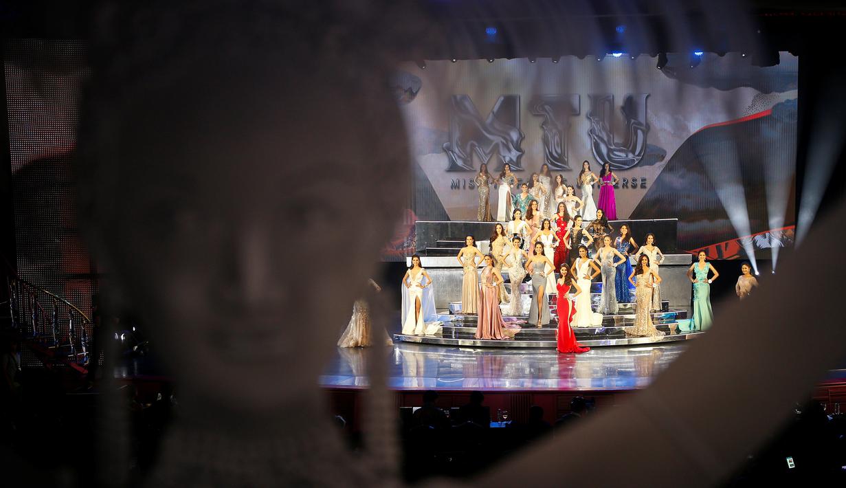 Para kontestan kecantikan saat bersaing dalam kontes Miss Tiffany Universe 2016, Pattaya, Thailand, (14/5). Jiratchaya Sirimongkolnawin menjadi pemenang dalam kontes kecantikan waria ini. (REUTERS/Athit Perawongmetha)