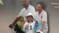 Warga antusias berfoto dengan latar gambar Soeharto dan Ibu Tin di CFD, Jakarta. (Istimewa)