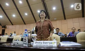 Deputi Gubernur Senior Bank Indonesia (BI) Destry Damayanti mengikuti rapat kerja dengan DPD RI di Kompleks Parlemen, Senayan, Jakarta, Rabu (14/6/2023). (Liputan6.com/Faizal Fanani)