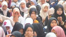 Kegiatan doa bersama ini dalam rangka memperingati Hari Santri Nasional yang jatuh setiap tanggal 22 Oktober. (merdeka.com/Arie Basuki)