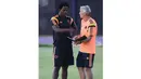 Pelatih Timnas Kolombia, Jose Pekerman (kanan) berbincang dengan Carlos Sanchez disela-sela sesi latihan di Universitas Fortaleza, (3/7/2014). (AFP PHOTO/Eitan Abramovich)