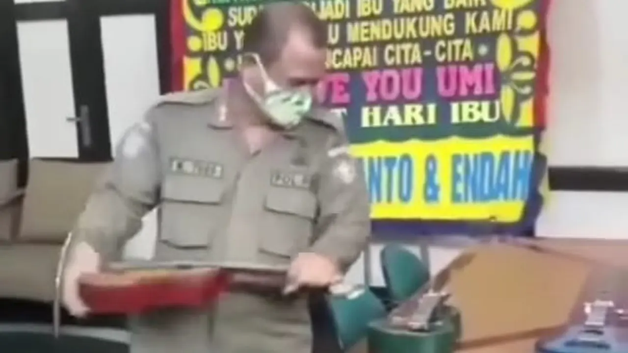 Viral Satpol PP Pontianak Mematahkan Ukelele