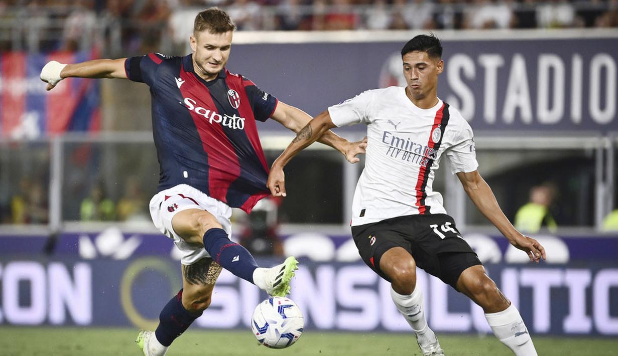 Pemain AC Milan, Tijjani Reijnders, berebut bola dengan pemain Bologna, Stefan Posch, pada pekan pertama Serie A di Stadion Renato Dall'Ara, Selasa (22/8/2023). AC Milan menang dua gol tanpa balas. (Massimo Paolone/LaPresse via AP)