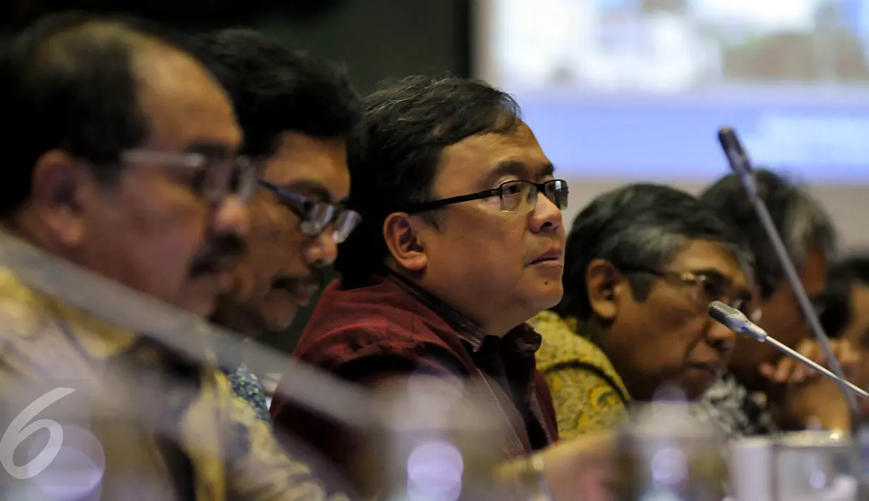 Menteri Keuangan Bambang Brodjonegoro mengikuti rapat kerja dengan Komisi XI di Komplek Parlemen Senayan, Jakarta, Selasa (6/10/2015). Rapat tersebut membahas rencana kerja dan anggaran Kementrian Keuangan tahun 2016. (Liputan6.com/Johan Tallo)