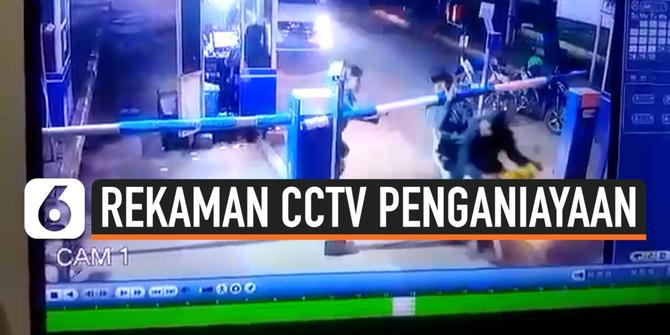 VIDEO: Terekam CCTV, Tak Terima Kepala Tersangkut Palang Otomatis, Gerombolan Pemotor Aniaya Petugas Parkir