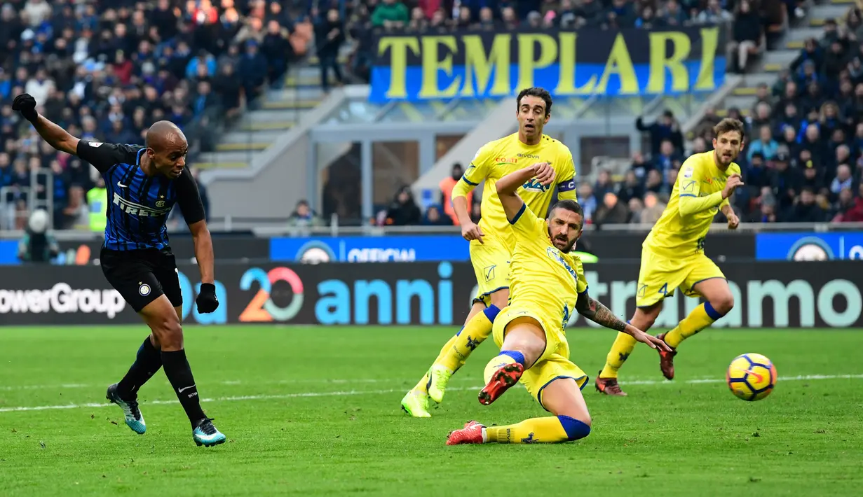Gelandang Inter Milan, Joao Mario melakukan tendangan selama laga ke-15 Serie A antara Inter Milan kontra Chievo Verona di Stadion San Siro, Minggu (3/12). Inter Milan menggilas tamu mereka itu dengan lima gol tanpa balas.(MIGUEL MEDINA / AFP)
