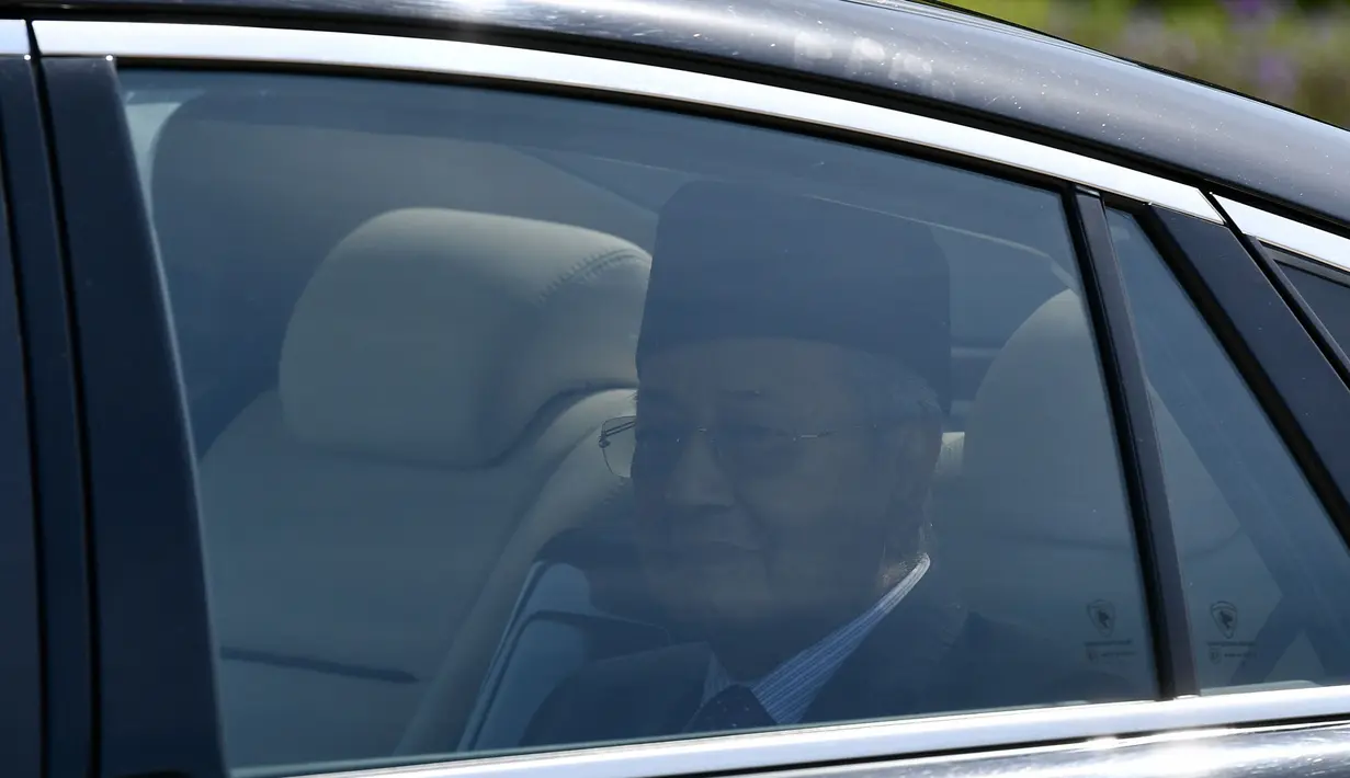 Perdana Menteri interim Malaysia Mahathir Mohamad tiba di Istana Negara di Kuala Lumpur, Malaysia, pada 27 Februari 2020. Belum ada informasi resmi soal tujuan kunjungan itu, namun diduga keduanya membahas jabatan PM Malayasia berikutnya. (Xinhua/Zhu Wei)